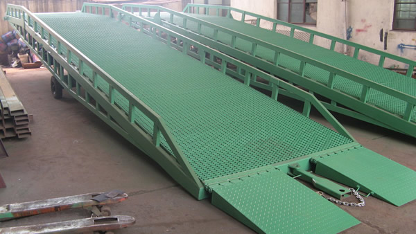移動(dòng)登車橋 移動(dòng)登車橋