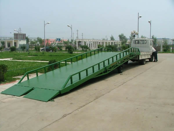 移動(dòng)登車橋 移動(dòng)登車橋